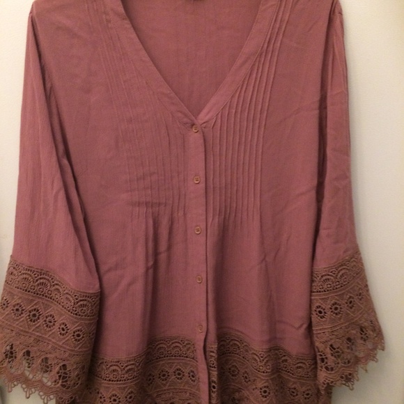 So pretty ladies shirt/blouse, size L with lace effect on wrist/bottom - Picture 1 of 8